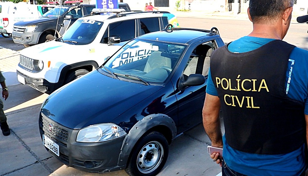 Carro roubado foi apreendido durante operaÃ§Ã£o em ParnaÃ­ba â€” Foto: Kairo Amaral/G1 PI