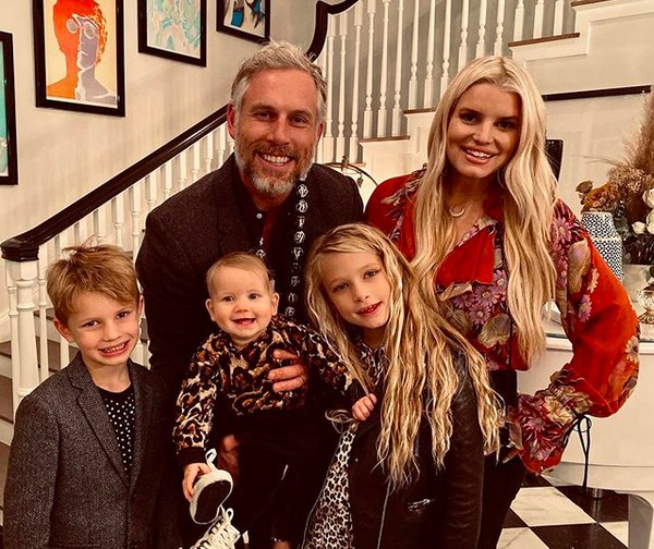 A cantora Jessica Simpson com o marido e os filhos (Foto: Instagram)