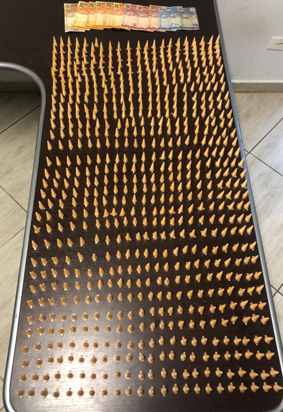 Foram apreendidas 705 porções de cocaína na residência de um dos suspeito, em Piracicaba  — Foto: Divulgação/Polícia Militar