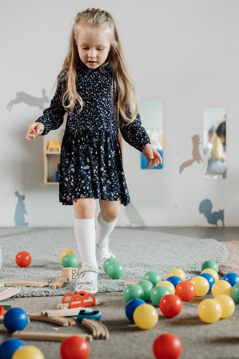 Depois das brincadeiras, guarde os brinquedos para evitar que a criança tropece e caia — Foto: Pexels / Pavel Danilyuk / CreativeCommons 