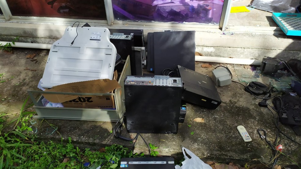 Equipamentos foram retirados de dentro da agência e largados no jardim do prédio do INSS em João Pessoa — Foto: Plínio Almeida/TV Cabo Branco