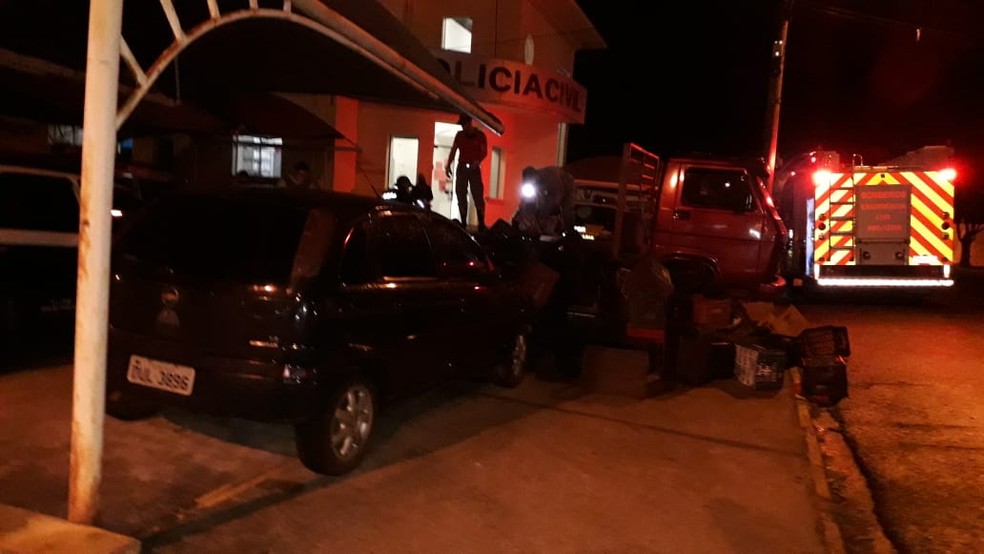 Carro usado como "batedor" e o caminhão foram apreendidos e levados para delegacia em Pirajuí — Foto: Polícia Rodoviária/ Divulgação 
