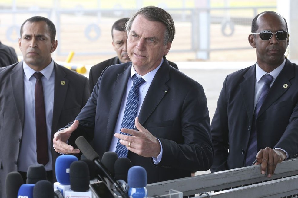 O presidente Jair Bolsonaro durante entrevista Ã  imprensa na portaria do PalÃ¡cio da Alvorada â€” Foto: Antonio Cruz/ AgÃªncia Brasil