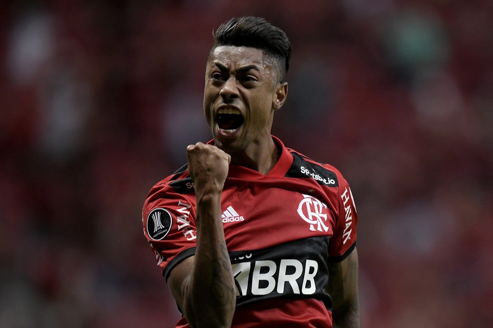 Bruno Henrique comemora o segundo gol do Flamengo contra o Olimpia &mdash; Foto: Staff Images / Conmebol