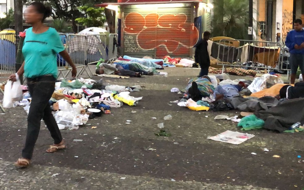 Desabrigados dormem perto de lixo no Largo do Paissandu (Foto: Kleber Tomaz/G1)