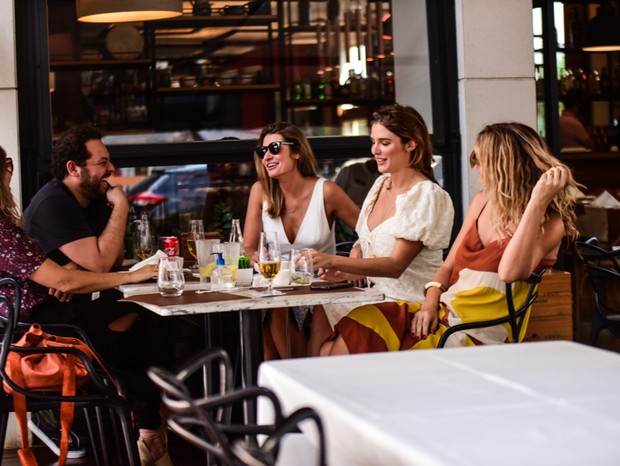 Rafa Brites almoça com amigos em São Paulo (Foto: Leo Franco/AgNews)