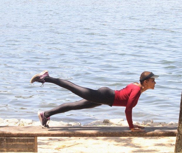 Aparecida Petrowky tem exercícios de yoga como aliados ao bem-estar (Foto: Daniel Delmiro/AgNews)