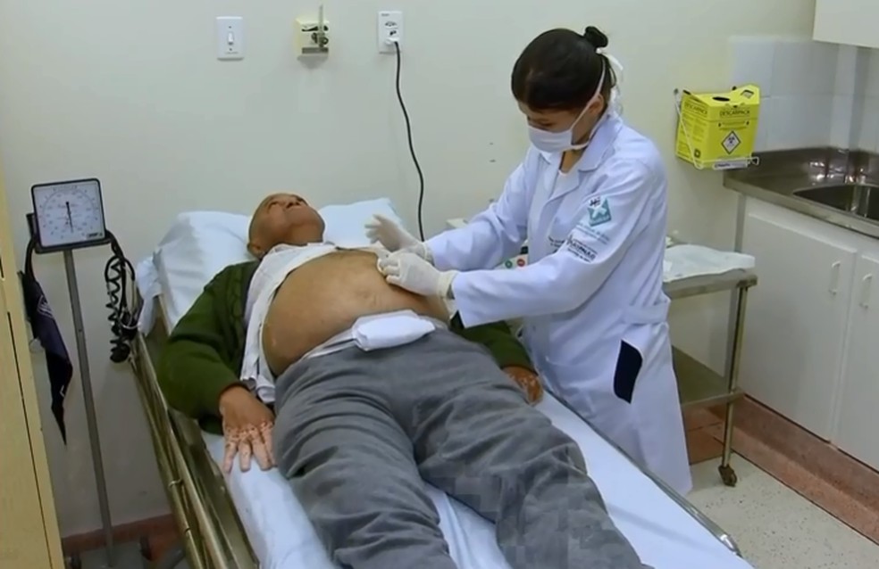 Paciente do Hospital Estadual de Bauru (SP) recebe treinamento para realizar hemodiálise em casa — Foto: Reprodução/TV TEM