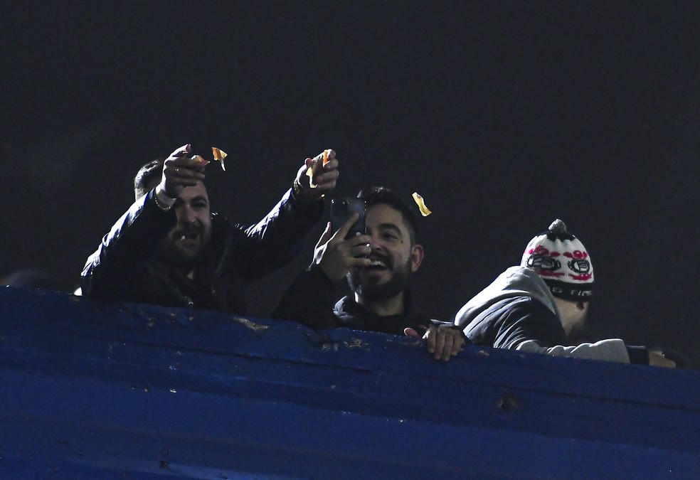 Torcedores do Corinthians rasgam cédula em jogo contra o Boca — Foto: Marcelo Endelli/Getty Images