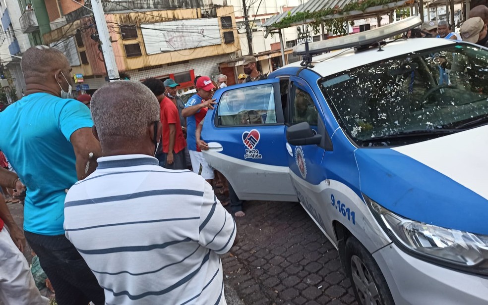 Idoso foi levado pela polícia, mas não há informações se ele ficou preso ou foi liberado — Foto: Reprodução/Redes sociais