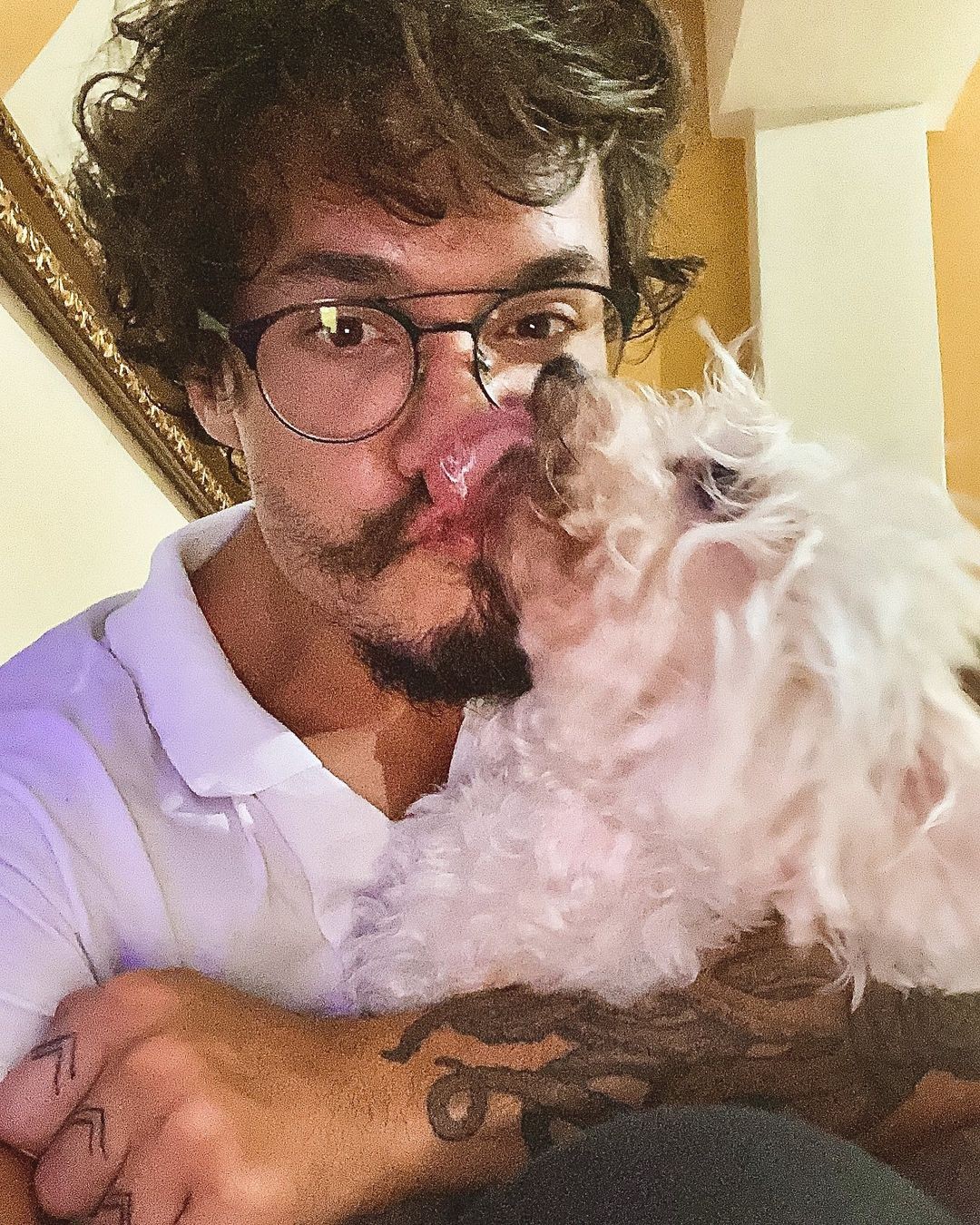 Eliezer, 31 anos, é carioca e apaixonado por sua cadela. Nesta foto, postada em seu Instagram, o designer e empresário a chamou de 