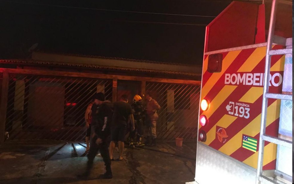 Bombeiros combatem incêndio em casa de Luziânia, Goiás  — Foto: Divulgação/Corpo de Bombeiros