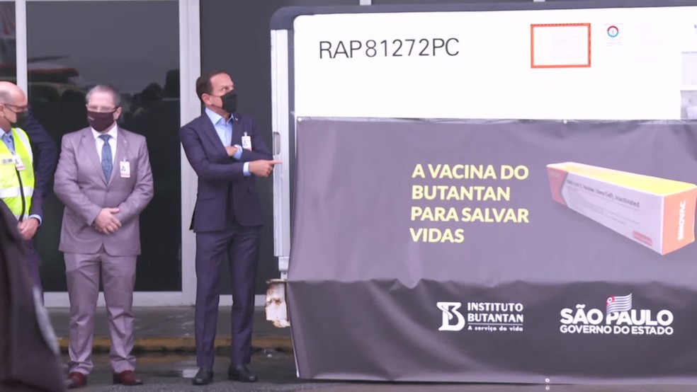 Governador João Doria acompanha chegada dos lotes  — Foto: Reprodução/TV Globo
