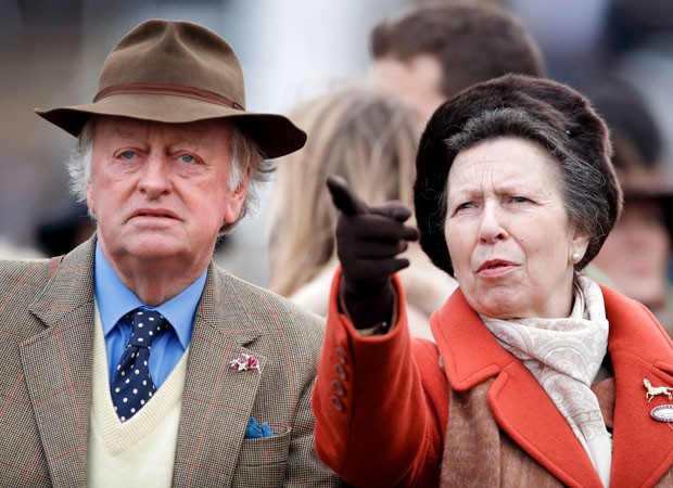 CHELTENHAM, UNITED KINGDOM - MARCH 10: (EMBARGOED FOR PUBLICATION IN UK NEWSPAPERS UNTIL 24 HOURS AFTER CREATE DATE AND TIME) Andrew Parker-Bowles and Princess Anne, Princess Royal attend day 1 'Champion Day' of the Cheltenham Festival 2020 at Cheltenham  (Foto: Getty Images)