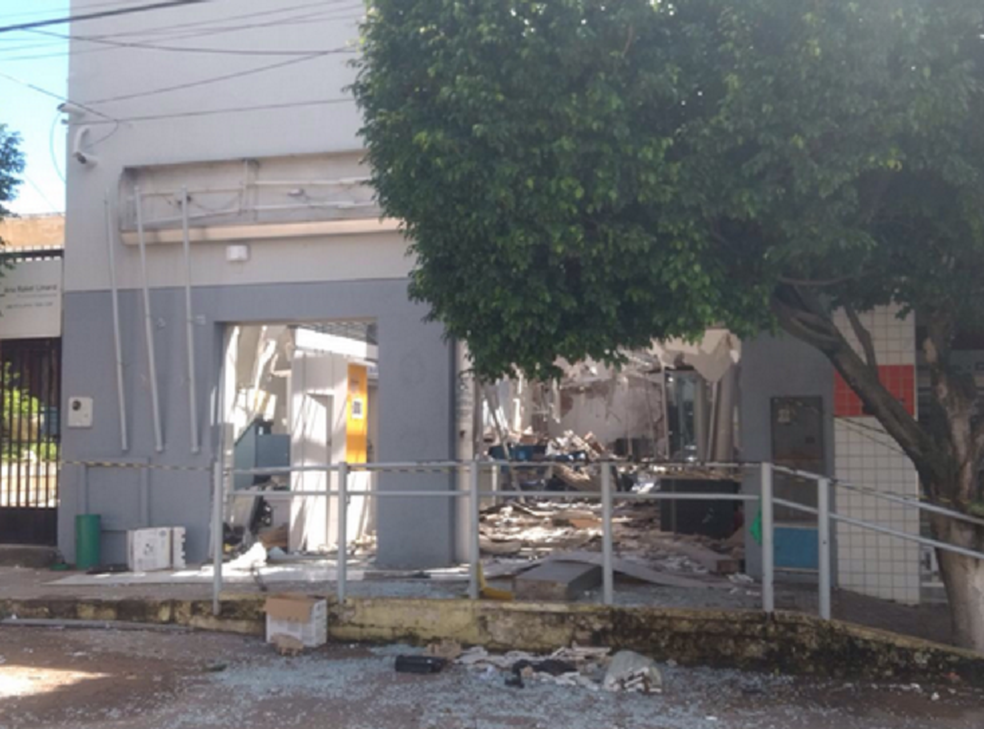 Agência bancária de Santana do Cariri ficou destruída.  (Foto: Lorena Tavares/TV Verdes Mares Cariri)