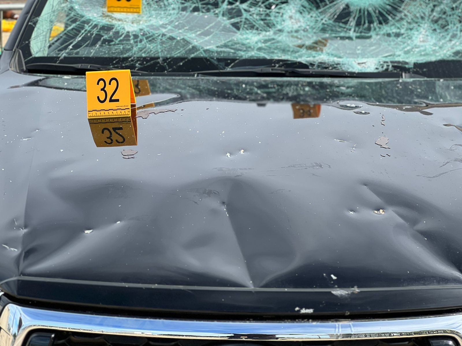 Carro amassado durante o ato golpista — Foto: Divulgação