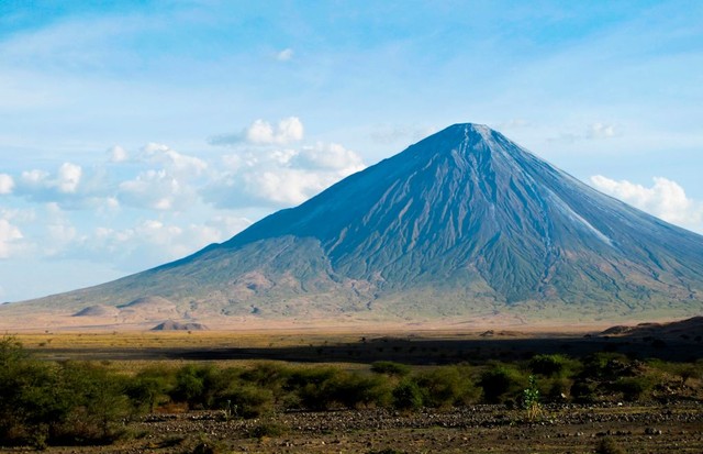 Tanzania. Africa. A place where nature and big animals live together in perfect armony. Tanzania has considerable wildlife habitat. including much of the Serengeti plain. Ol Doinyo Lengai. volcan. near the Rift Valley. (Photo by: Claudio Beduschi/REDA&CO/ (Foto: REDA&CO/Universal Images Group v)