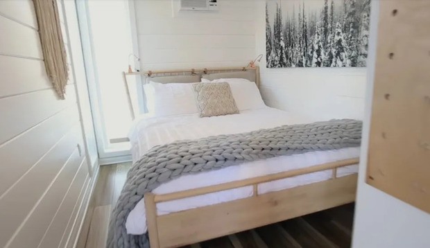 A decoração do espaço criado pelo casal americano no contêiner é minimalista, moderna e aconchegante (Foto: YouTube / Reprodução)