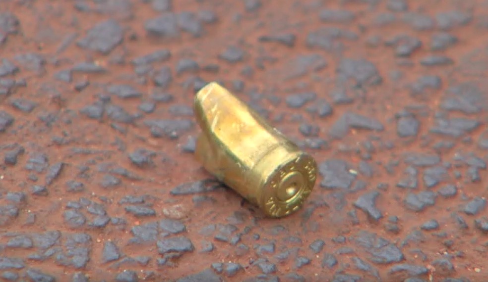 Uma das balas encontradas no local do crime — Foto: TV Centro América