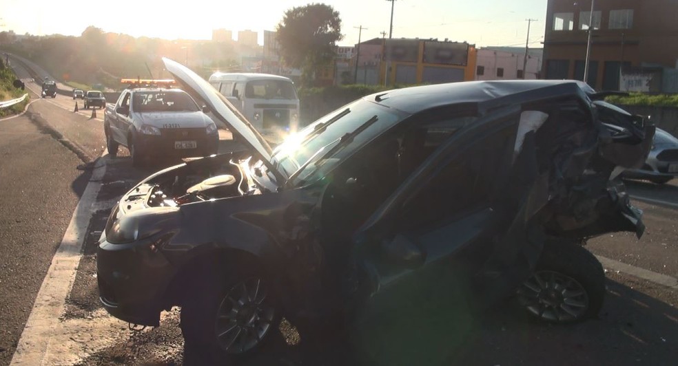 Colisão entre carros deixa cinco feridos em rodovia de Hortolândia, SP Notícias de Hortolândia