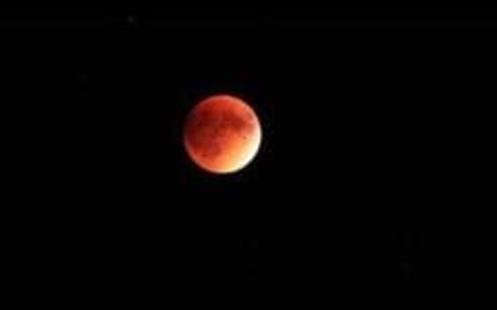 Eclipse lunar visto a partir de Barra de Jangada, em Jaboatão dos Guararapes, no Grande Recife, por volta de 0h30 desta segunda-feira (16) — Foto: Edivânia de Oliveira/WhatsApp