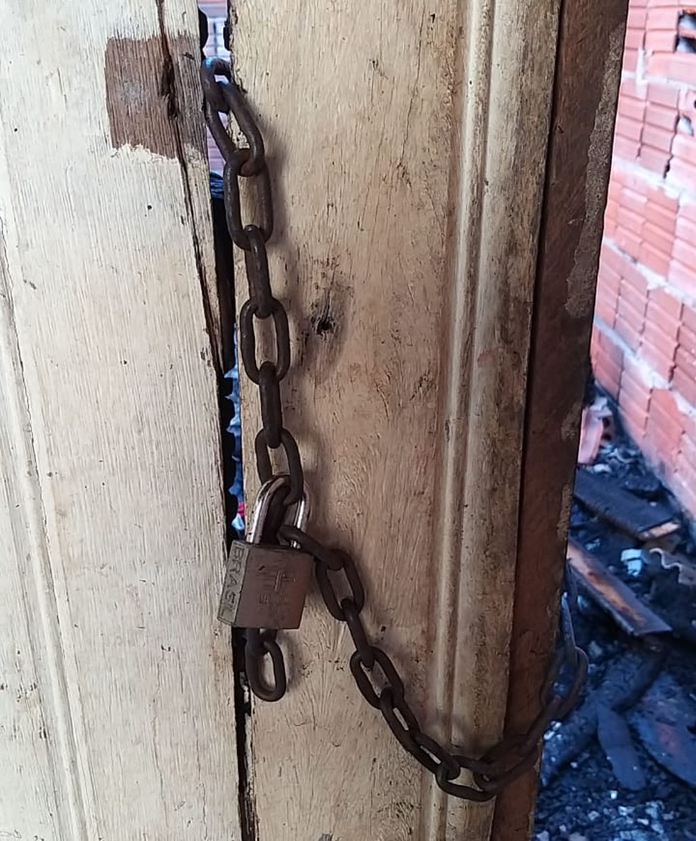 Casa estava trancada com cadeado e vizinhos não conseguiram abrir — Foto: Eldérico Silva/ Rede Amazônica
