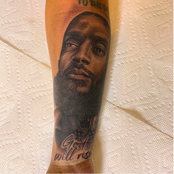 A tatuagem feita pela atriz Lauren London em homenagem ao namorado, o rapper Nipsey Hussle (1985-2019), morto a tiros em março de 2019 (Foto: Instagram)