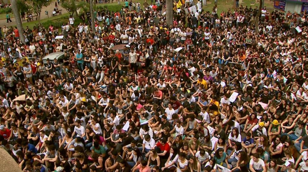 RibeirÃ£o Preto (SP) tem protesto contra bloqueios na educaÃ§Ã£o â€” Foto: ReproduÃ§Ã£o/EPTV