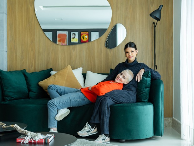Marcella Rica e Vitória Strada revelam toda a decoração do living de 45 m². Assista!  (Foto: Wesley Diego Emes)