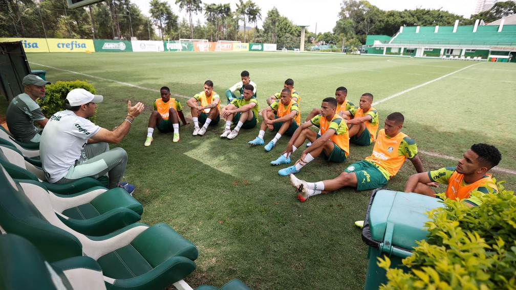 Abel Ferreira conversa com os jogadores da base do Palmeiras — Foto: Cesar Greco / Ag. Palmeiras