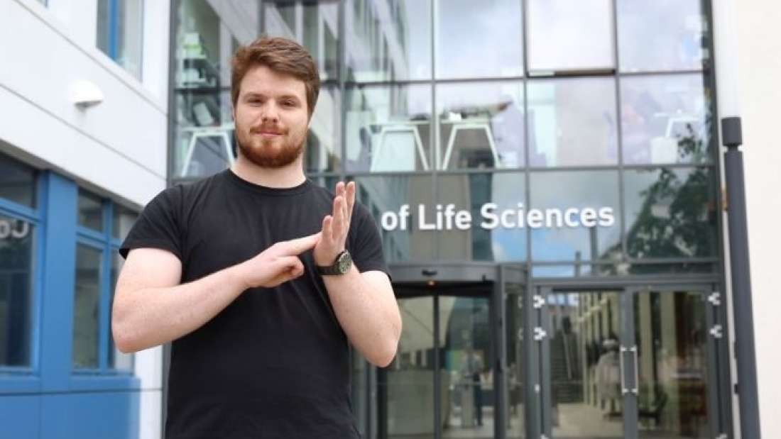 Estudante Liam Mcmulkin contribuição para a formulação do novo vocabulário científico que pode entrar na Língua de Sinais Britânica (Foto: Universidade de Dundee)