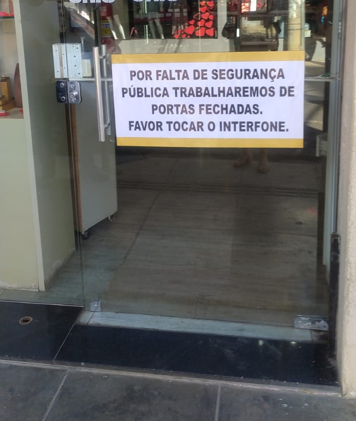 Vídeo: Vítima de roubo pela sétima vez, proprietária de joalheria decide trabalhar de portas fechadas em Montes Claros