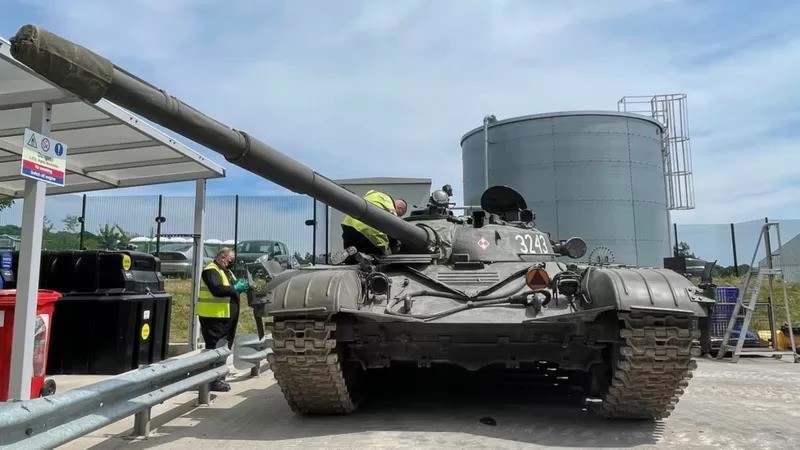 Este T72 foi um presente do Exército polonês ao Museu do Tanque (Foto: BBC News)