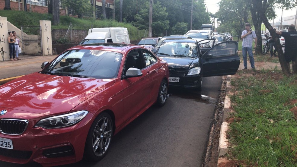 Engavetamento envolveu cinco ve&iacute;culos na Avenida Manoel Goulart (Foto: Paula Sieplin/TV Fronteira)
