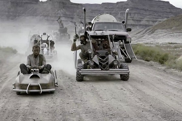 Estúdio recria cena de 'Mad Max: Estrada da Fúria' com kart e armas de paintball (Foto: Reprodução Youtube)
