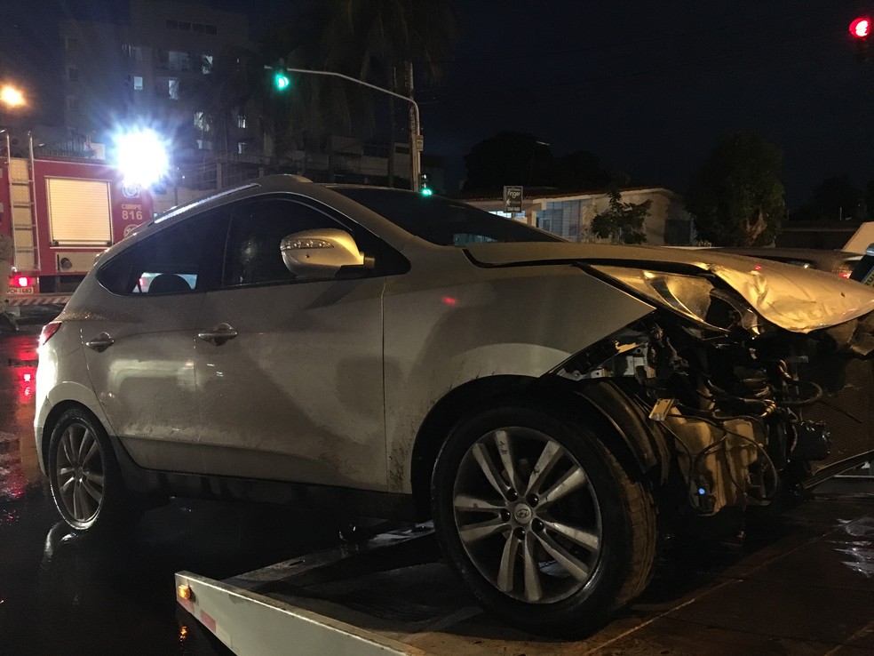 Carro blindado usado em assalto bateu em um Ã´nibus e ficou com a frente danificada, em JaboatÃ£o â Foto: Oton Veiga/TV Globo