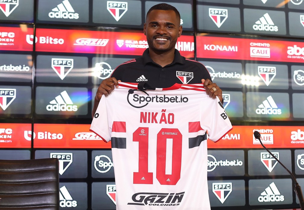 Nikão, com a 10: São Paulo tem 60% dos direitos do jogador — Foto: Rubens Chiri / saopaulofc