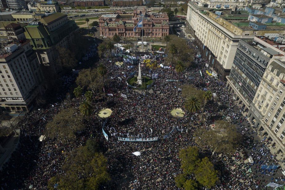 Milhares marcham na Argentina em repúdio ao atentado contra Cristina Kirchner