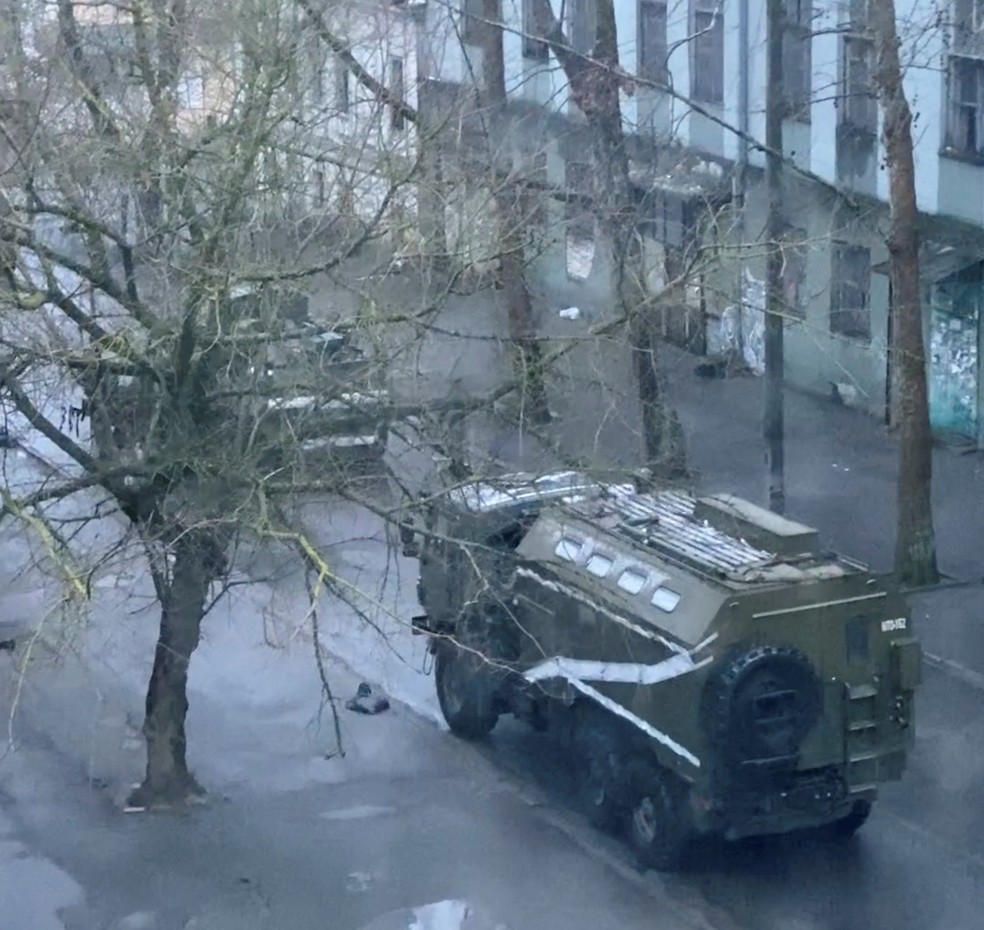 Veículos militares nas ruas de Kherson, na Ucrânia, em 1º de março de 2022 — Foto: Reuters