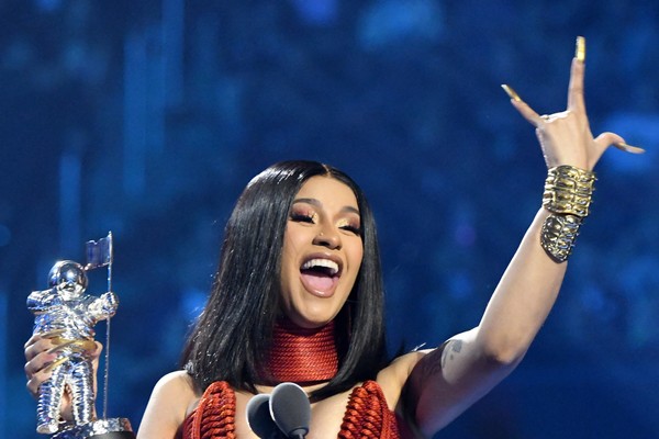 A cantora Cardi B com o troféu vencido por ela no VMA 2019 (Foto: Getty Images)