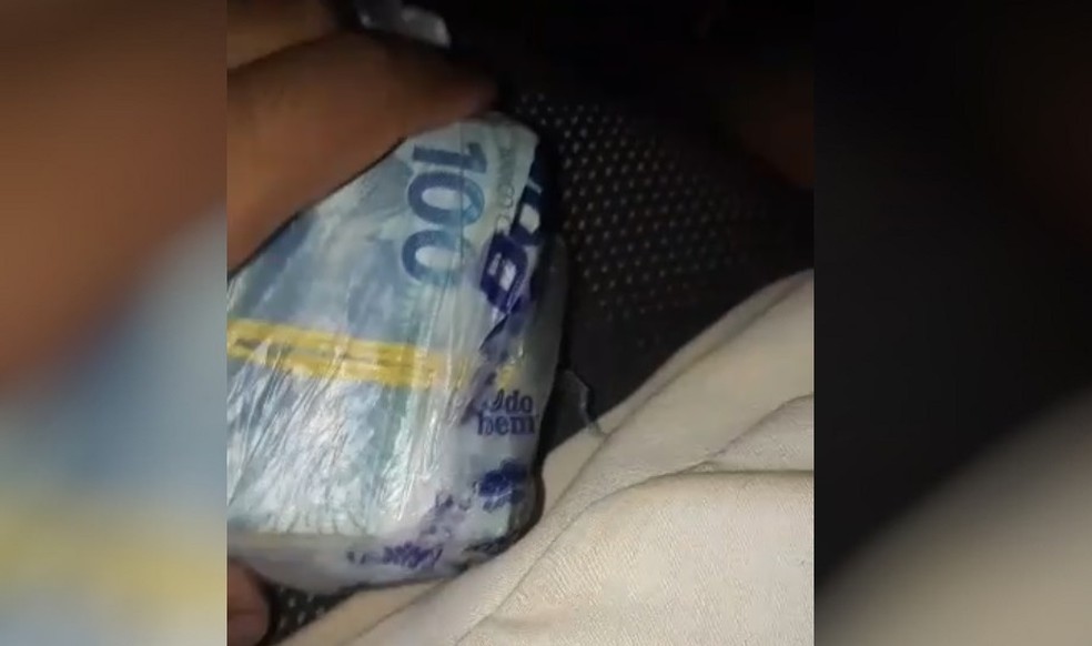 Motorista de aplicativo encontra e devolve R$ 15 mil que passageiro havia esquecido em veículo — Foto: Reprodução