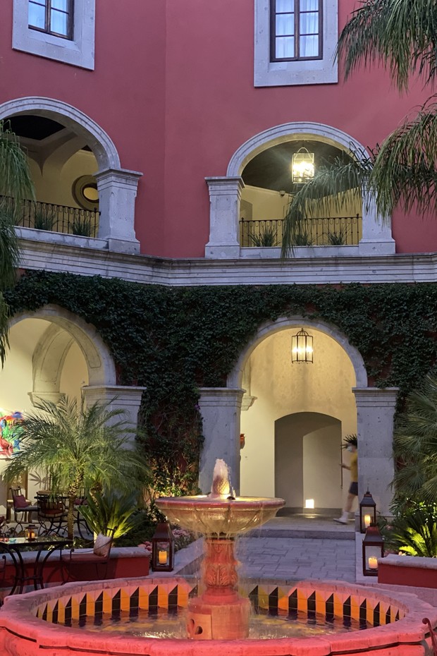 Noite iluminada : o pátio interno do Rosewood San Miguel  e a cidade iluminada, vista de uma das terrosas do hotel (Foto: Reprodução )