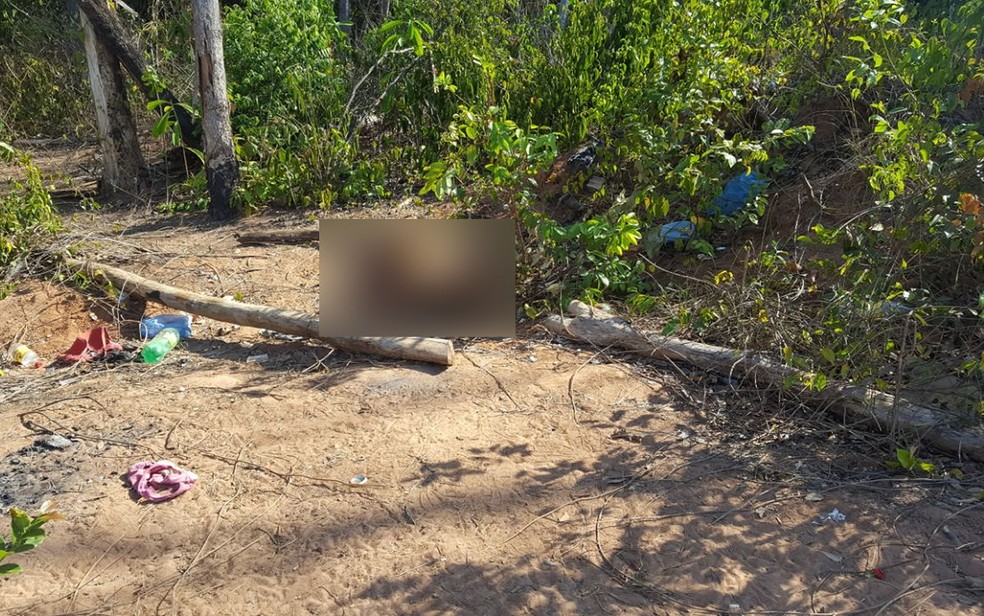 Polícia encontrou peças íntimas jogadas ao lado do corpo da vítima (Foto: Lucas Torres/Portal Sorriso)
