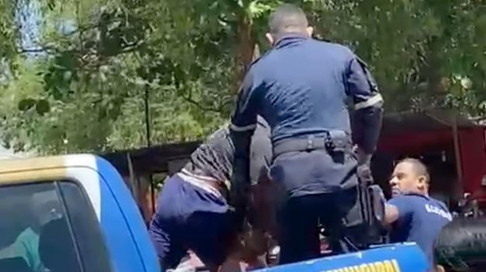 Um dos agentes teve a camisa da farda rasgada pelo suspeito. — Foto: Reprodução