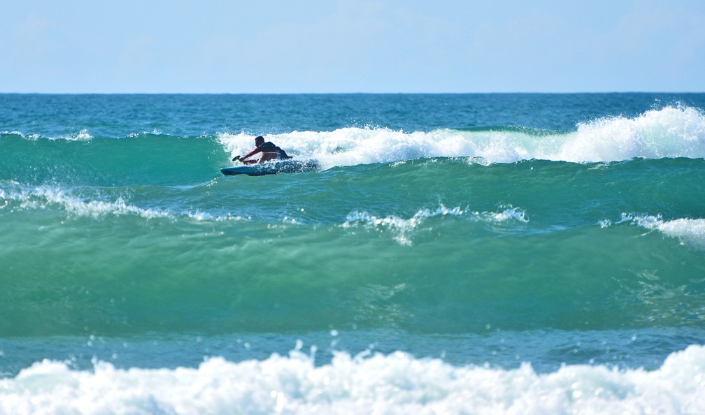 Surfista aproveita ondas em Imb&eacute;, no Litoral Norte do RS &mdash; Foto: Ivan de Andrade/Prefeitura de Imb&eacute;