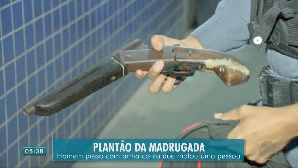 Arma foi apreendida e levada para a delegacia — Foto: TVCA/Reprodução
