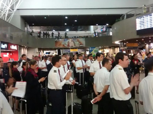Cerca de 400 profissionais estão no saguão do aeroporto realizando protesto (Foto: Viviane Sobral/G1 Ceará)
