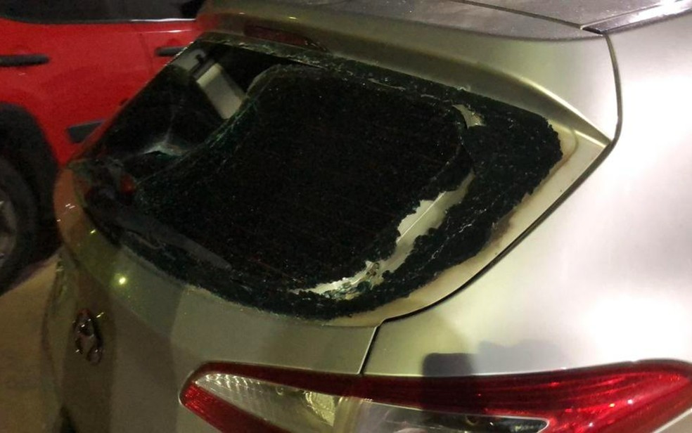Carro com vidro quebrado após agressão a cantora da Banda Sedutora — Foto: Reprodução/WhatsApp