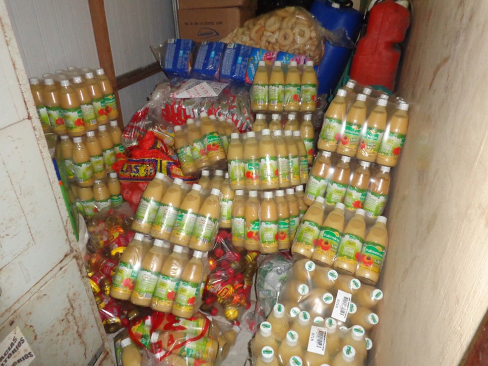 Sucos, leite, óleo, bolacha e arroz estragados foram apreendidos pela Vigilância Sanitária. — Foto: Divulgação / MPPA