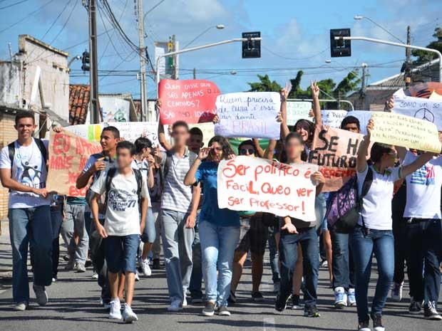 Esudantes começam manifestações antes da hora esperada (Foto: Walter Paparazzo/G1)